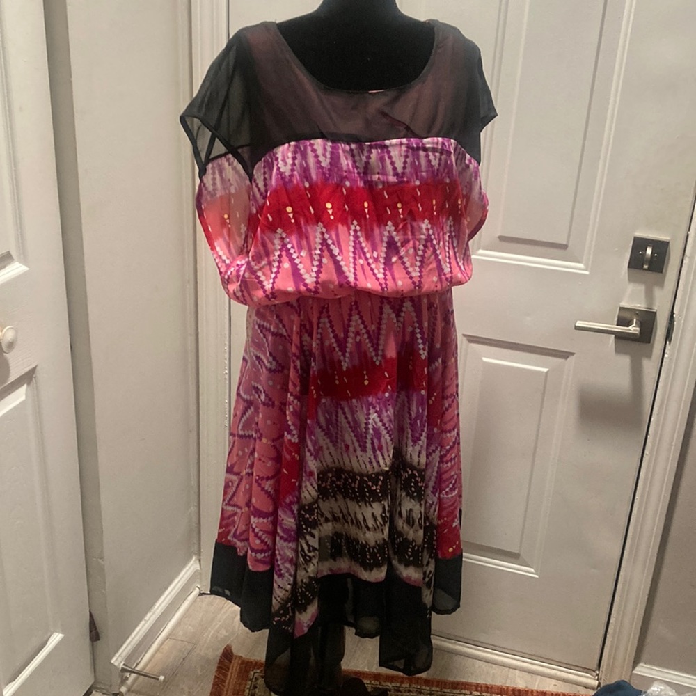 Very pretty dress and perfect for the spring and summer months!